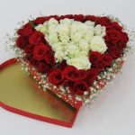 kalp kutuda kırmızı beyaz güller